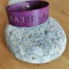 Bracelet cuir GRATITUDE violet, motifs étoile & plume, longueur 19 cm – Image 2