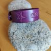 Bracelet cuir GRATITUDE violet, motifs étoile & plume, longueur 19 cm – Image 3
