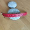 Bracelet cuir GRATITUDE rouge foncé, motif plume, longueur 22 cm