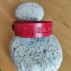 Bracelet cuir GRATITUDE rouge foncé, motif plume, longueur 22 cm – Image 3