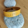 Bracelet cuir GRATITUDE jaune, motif dauphin, longueur 23 cm – Image 2