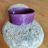 Bracelet cuir JOIE violet, motif rose, longueur 18 cm – Image 3