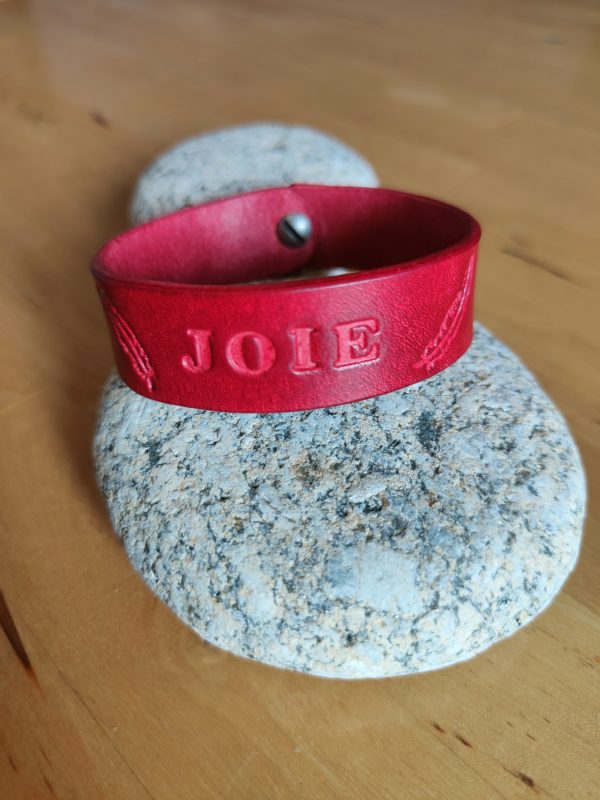 Bracelet cuir JOIE rouge foncé, motif plume, longueur 21 cm – Image 2
