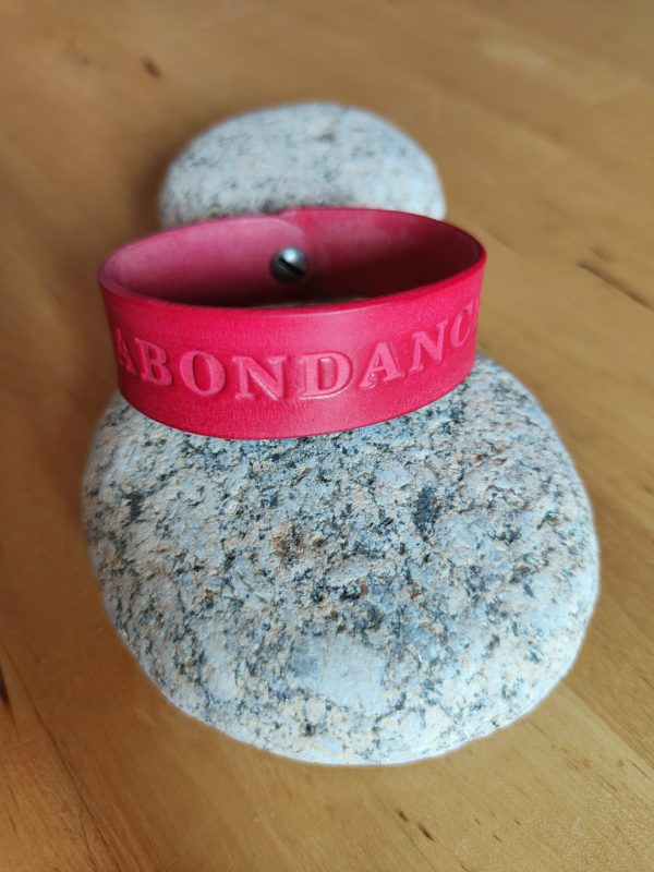 Bracelet cuir ABONDANCE rouge, motif étoile, longueur 19 cm – Image 2