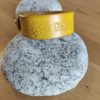 Bracelet cuir GRATITUDE jaune, motif papillon, longueur 18 cm – Image 3