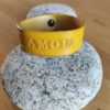 Bracelet cuir AMOUR jaune, motif rose, longueur 18 cm – Image 2