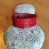 Bracelet cuir OSE rouge foncé, motif papillon, longueur 19 cm – Image 3
