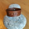 Bracelet cuir PAIX chataigne, motif plume, longueur 18 cm – Image 2