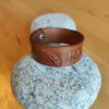Bracelet cuir PAIX chataigne, motif plume, longueur 18 cm – Image 3