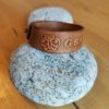 Bracelet cuir GRATITUDE chataigne, motif papillon, longueur 19 cm – Image 3